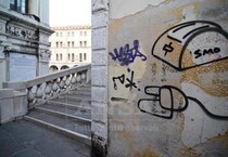 Graffiti deturpano muri di Venezia ph Andrea Merola (ANSA)