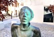 Statua di Grazia Deledda imbrattata a Nuoro (da profilo Facebook sindaco) (ANSA)