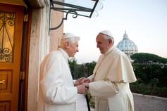 Coabitare col predecessore, Francesco e il Papa emerito