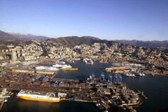 Una veduta aerea dell'area portuale del centro di Genova