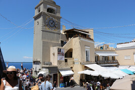 Louis Vuitton porta l'edicola pop-up nella Piazzetta di Capri
