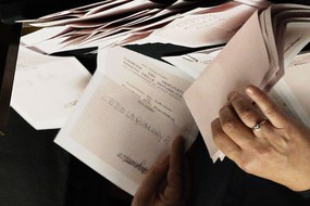Una scheda con la scritta 'Cetto la qualunque' comparsa durante il voto del 30 gennaio 2015 (ANSA)