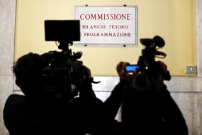 La targa della Commissione Bilancio della Camera (archivio) (ANSA)