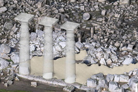 Selinunte. Le macerie del Tempio G e la ricostruzione virtuale di tre colonne del lato sud. Foto Parco archeologico di Selinunte (ANSA)