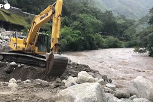 Piogge torrenziali in Peru', operai e abitanti al lavoro nelle zone alluvionate (ANSA)
