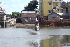 Tempesta tropicale in Madagascar: case distrutte, ci si muove in canoa (ANSA)