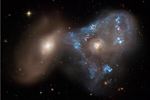 Un'isolita formazione triangolare di giovani stelle generata dalla collisione della coppia di galassie Arp 143 (fonte: NASA, ESA, STScI, J. Dalcanton/CCA /Flatiron Inst. e Universit à di Washington.Joseph DePasquale/STScI) (ANSA)