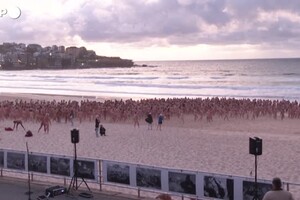Australia, nudi contro il cancro alla pelle: il progetto artistico di Tunick (ANSA)