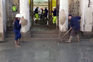Frana Casamicciola, Protezione civile al lavoro per ripulire le strade dal fango (ANSA)