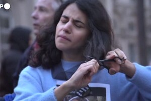 Londra, manifestanti si tagliano ciocche di capelli per solidarieta' verso le donne iraniane (ANSA)