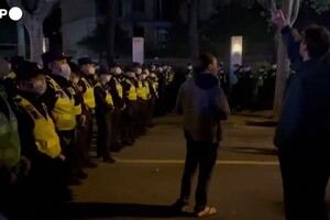Cina, proteste per le restrizioni anti Covid: folle inferocite scendono in piazza a Shanghai (ANSA)