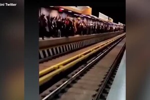 Iran, le donne si ribellano ai mullah nella metro di Teheran (ANSA)