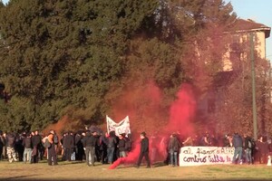 Torino, corteo degli anarchici dal Tribunale al centro per processo a Cospito (ANSA)