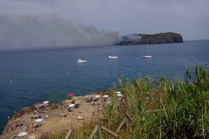 Incendio sull'isola di Santo Stefano, fiamme visibili da Ventotene (ANSA)