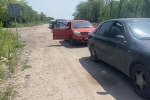 Ucraina, file al checkpoint di Vasylivka per lasciare le zone occupate (ANSA)