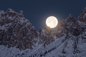 Luna e Marte appena uscito dall'occultazione, tramontano dietro le Rocchette di Prendera, sulle Dolomiti. E' stato l'ultimo evento astronomico di rilievo del 2022 (fonte: Alessandra Masi / UAI) (ANSA)