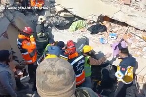 Terremoto in Turchia, bambino trovato vivo dopo 80 ore sotto le macerie (ANSA)