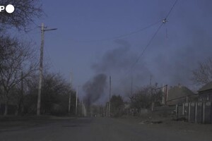 Ucraina, bombardamenti a Bakhmut. colonne di fumo dopo gli attacchi (ANSA)