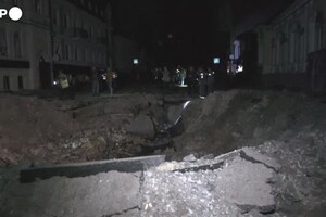 Attacco missilistico russo colpisce Kharkiv: danni a edifici e cratere in strada (ANSA)
