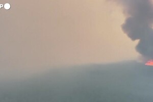 Incendi in Canada, il rogo nei boschi presso la cittadina di Tumbler Ridge (ANSA)