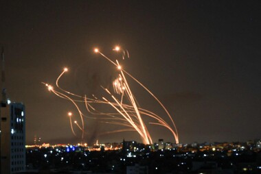 Il sistema di difesa israeliano Iron dome intercetta un razzo lanciato da Gaza