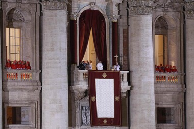 Papa Francesco si affaccia dalla Basilica di San Pietro (13 marzo 2013)
