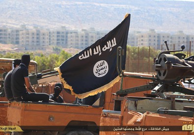 La bandiera dell'Isis sventola su un convoglio (foto d'archivio) (ANSA)