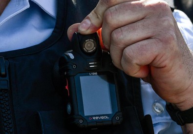 Un modello di bodycam in dotazione alle forze dell'ordine (ANSA)