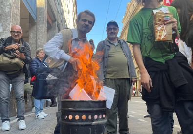 BOLLETTE BRUCIATE IN PIAZZA, LUNEDI' PROTESTA IN TUTTA ITALIA (ANSA)