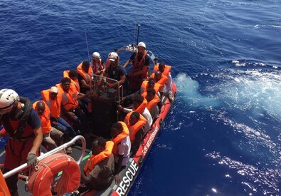 Un soccorso di migranti in mare (ANSA)