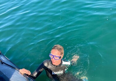 Federica Pellegrini accompagna tra le onde la 'sua' tartaruga marina (ANSA)