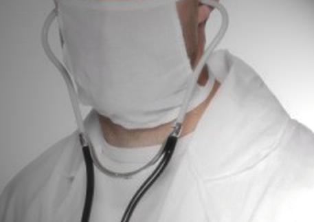 Medici: foto generica con camice, mascherina e stetoscopio © ANSA