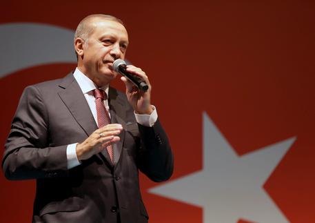 Erdogan mentre parla ad un raduno a Istanbul dopo il fallito colpo di Stato © ANSA