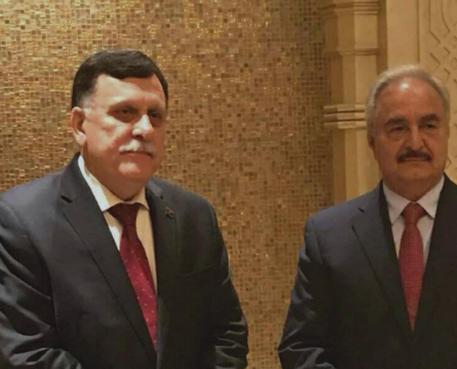 Il presidente del governo di accordo nazionale libico Fayez al Sarraj e il generale Khalifa Haftar © ANSA 