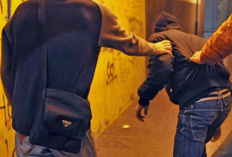 L'aggressione a un uomo da parte di una baby gang ( foto di archivio) © ANSA