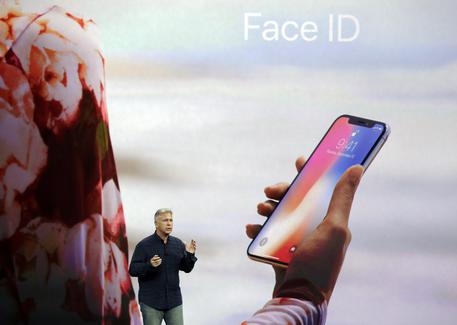 Apple: IPhone X introduce riconoscimento facciale © AP