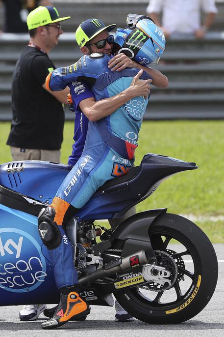 Valentino Rossi festeggia con il fratello Luca la sua vittoria in Moto2 © EPA