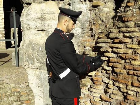 Turista stacca frammento laterizio al Colosseo, denunciato © ANSA