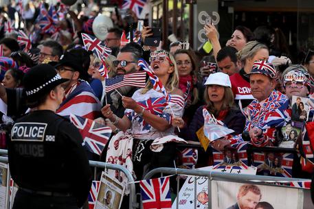 La folla a Windsor per le nozze reali del principe Harry e l'attrice americana Meghan Markle © EPA