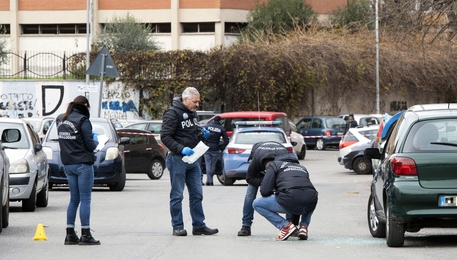 Agguato davanti asilo a Roma, ferito a colpi pistola © ANSA