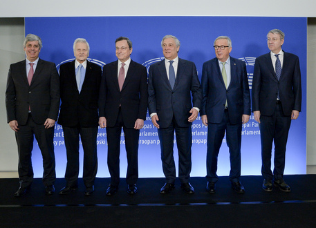 Mario Centeno, Jean-Claude Trichet, Mario Draghi, Antonio Tajani, Jean-Claude Juncker, George Ciamba - fonte: PE © Ansa