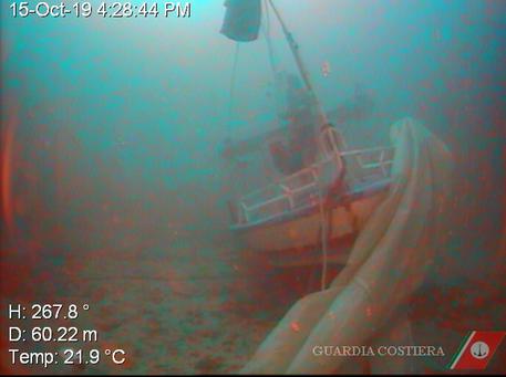 Naufragio Lampedusa: trovato barcone con 12 corpi © ANSA