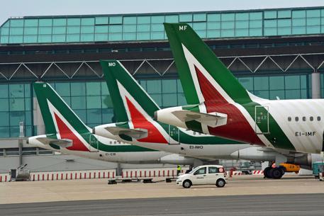 Alcuni aerei della compagnia Alitalia © ANSA