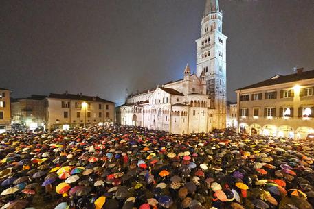Bis 'sardine' a Modena, sono in 7mila (Foto: Baracchi) © ANSA