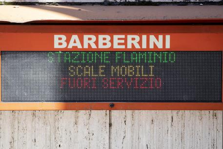 L'annuncio della chiusura della stazione metro Barberini © ANSA