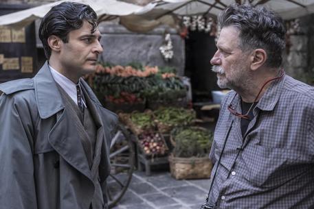 Lino Guanciale e il regista Alessandro D'Alatri sul set della serie Il commissario Ricciardi © ANSA