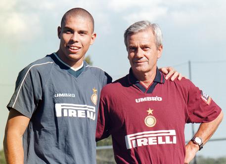 Ronaldo (S) posa con Gigi Simoni, allenatore dell' Inter, al termine del suo primo allenamento nella stagione 1997-98 © ANSA 
