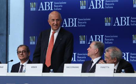 Da sinistra il ministro dell'Economia, Giovanni Tria, il presidente dell'Abi, Antonio Patuelli, e il governatore di Bankitalia, Ignazio Visco © ANSA