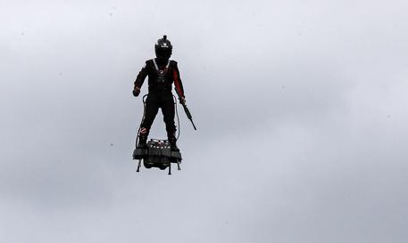 Francia: uomo volante strega Parigi durante parata 14 luglio © AP