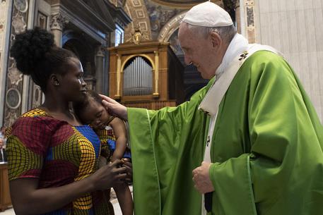 Papa Francesco celebra la messa per i migranti © ANSA